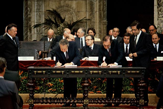 Assinatura do Tratado de Adesão de Portugal à então Comunidade Económica Europeia (CEE) 12 Junho 1985 - Mosteiro dos Jerónimos - Foto Eurocid
