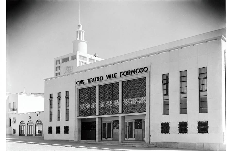 O Cine Teatro Vale Formoso nos seus primórdios... Foto cortesia site Restos de Coleccao.jpg