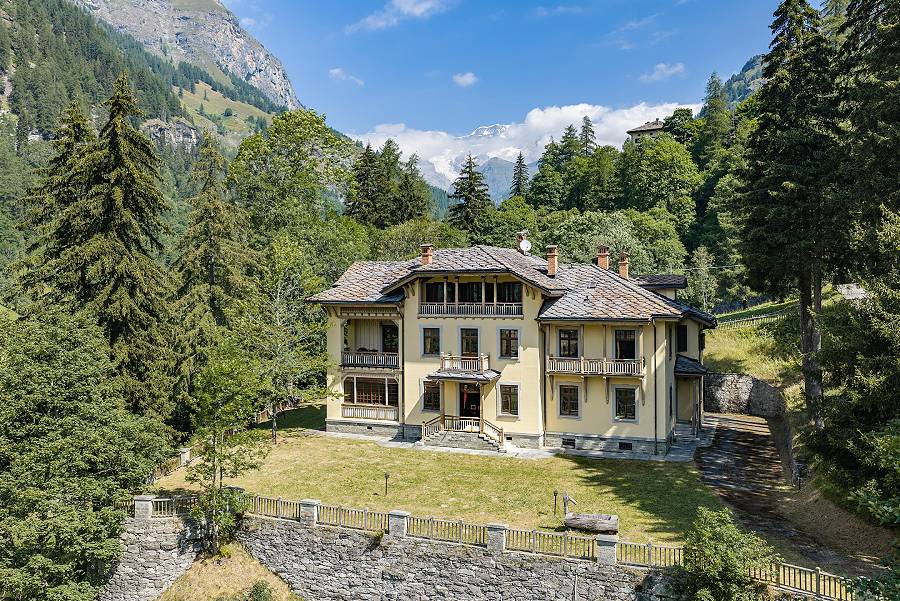 Villa Laubenò in the Aosta Valley (c) Andrea Dal Prato_Engel & Völkers Valle d'Aosta (1) (1).jpg