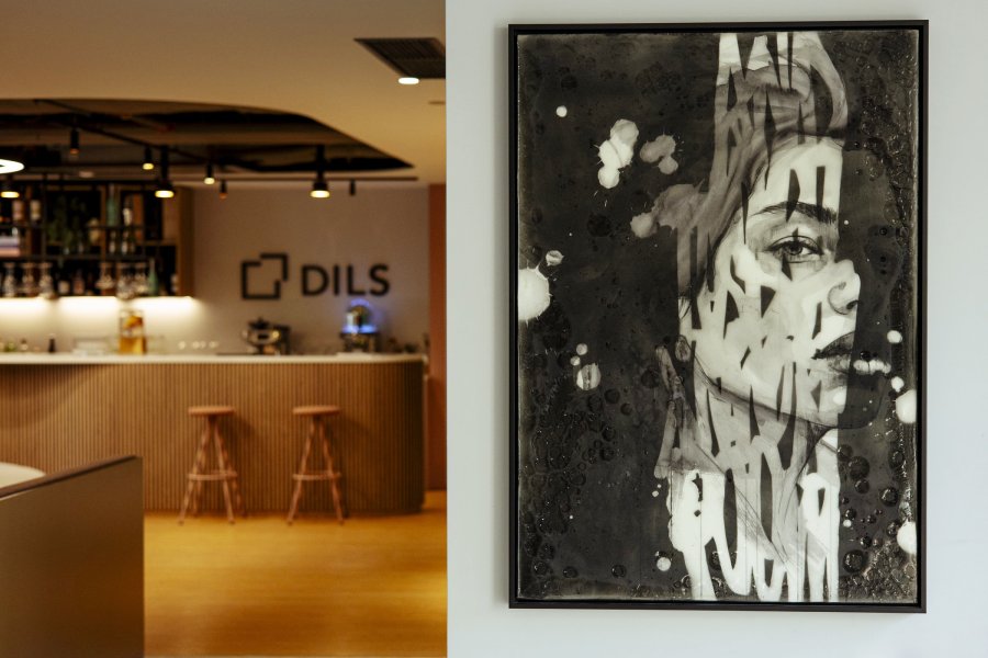 Dils transforma escritório em Lisboa numa galeria de arte contemporânea