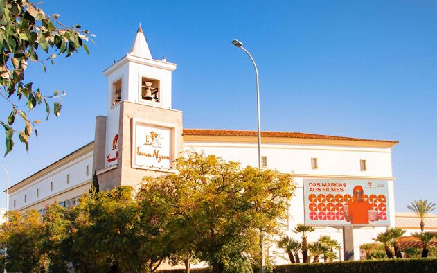 As «andorinhas» do escultor Miguel Martins pousaram no Forum Algarve