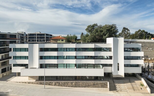 Edifício Aurora 10, Ponte de Lima, da autoria do arquitecto Tiago do Vale - Foto João Morgado