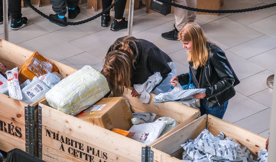 Lisbon's Treasure Hunt: Unbox Lost Parcels at King Colis Pop-Up