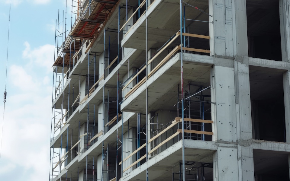 Featured image for article: Portugal Faces 200,000 Housing Shortfall as Construction Hits Capacity, Developers Critique Government's VAT Policy