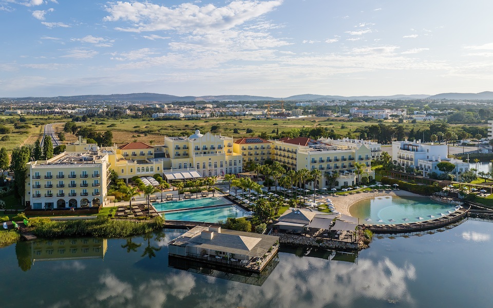 Domes Lake Algarve eleito o “Melhor Resort de Luxo de Portugal em 2025” nos World Travel Awards  