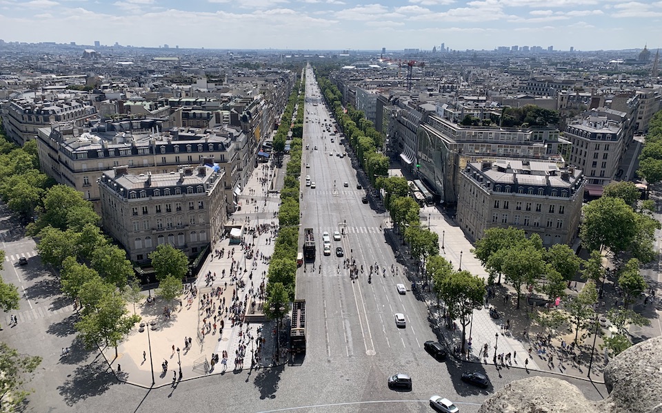 Avenida dos Campos Elísios, em Paris, França - Foto DI
