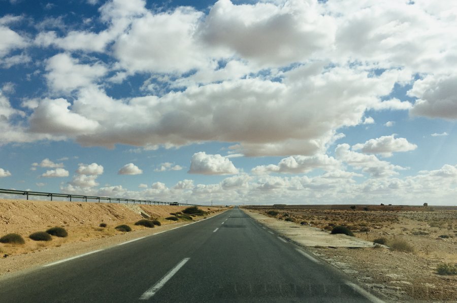Trans-Sahara Highway between Laghouat and Ghardaia in Algeria_By Zakmkldz em Wikipedia.jpg