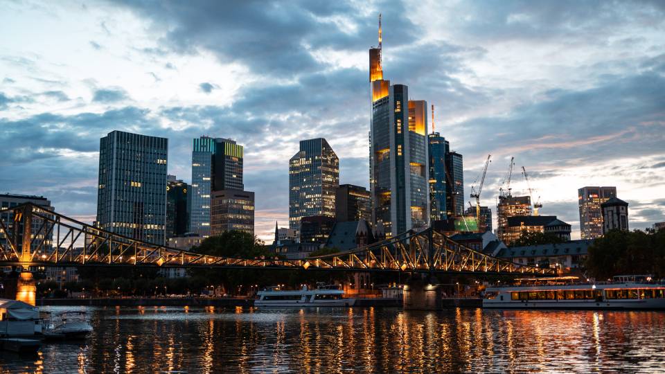 Frankfurt-downtown-sunset-germany centro magnific.jpg