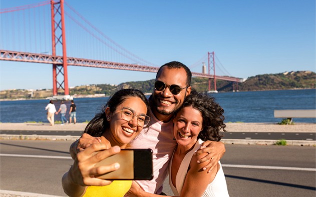 Turistas em Lisboa. Imagem de katemangostar em Freepik