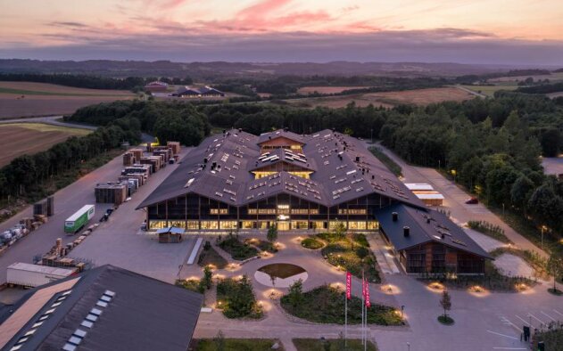 VELUX transforma armazém industrial em centro de inovação com 55% de materiais reutilizados