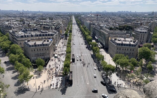 Avenida dos Campos Elísios, em Paris, França - Foto DI