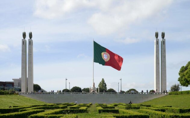 Coroas das colunas monumentais do Parque Eduardo VII regressam à capital em Agosto