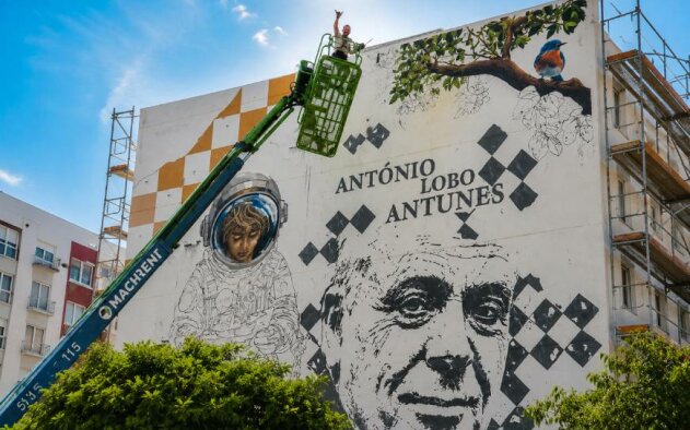 Mural de 21 metros homenageia António Lobo Antunes no bairro onde nasceu e cresceu